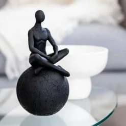 Sale Statuette sur boule Objet Décoratif